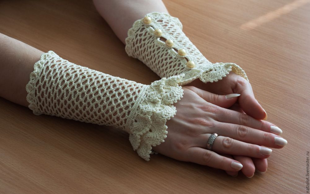 KNITTED LACE